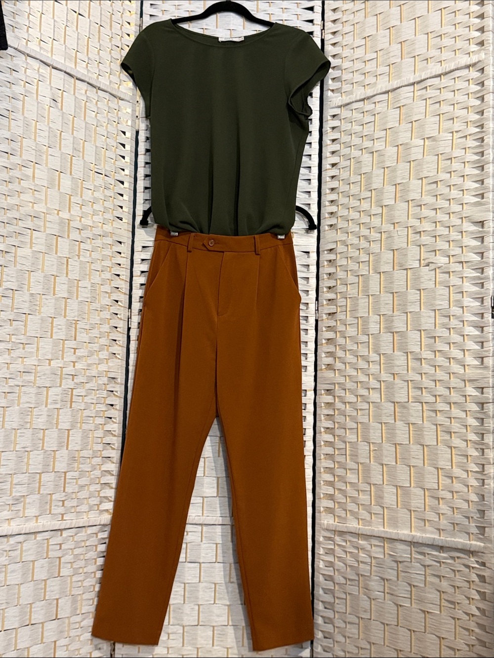 Cropped High-Rise Ankle Pants in Rust Brown 
in size XS